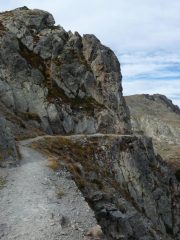 Sentiero scavato nella roccia oltre il Colle della tesina