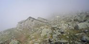 l'arrivo all'Alpe Breuson ancora avvolta nella nebbia...