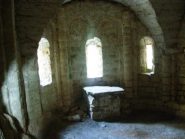 interno della cripta, a cui si accede da uno stretto passaggio accanto all'altare