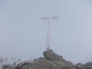 croce di vetta nella nebbia