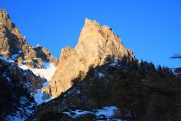 il primo sole del giorno sul Dent du Chien in Valle Stretta (30-10-2011)