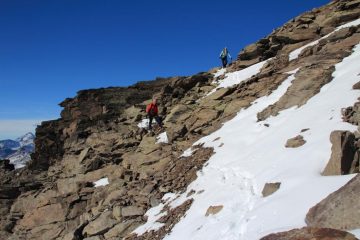 Luciano e Maria Carla nel traverso che porta al colletto di quota 2933 m. (30-10-2011)