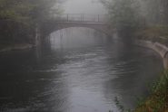 Offuscato dalla nebbia, il ponte sul Langosco a S. Martino di Trecate.