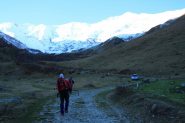 appena partiti, seguiamo la stradina per l'Alpe Tartarea (13-11-2011)