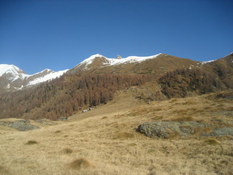 anticima/spalla sci-alp. a centro sx e vetta principale del Pizzo Ciapè al centro della foto, dall'alpe Cama sup.