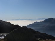 panorama con le nebbie della pianura e il Monviso sullo sfondo