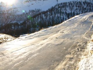 Il tratto ghiacciato a quota 2050 m che sconsiglio di percorrere in auto (anche a piedi sono caduto, non avendo ancora messo le ciaspole)
