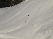 I due sciatori col cane in discesa dal Monte Rascias al Lago Miserin