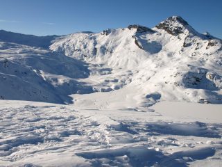 Vista da Monte Rascias: a sinistra sullo sfondo Colle della Balma, a destra Bec Costazza, in basso a destra Lago del Miserin