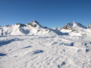 Cima del Rascias (2782 m), sullo sfondo a sinistra Bec Costazza (3092 m), a destra Torre Ponton (3101 m)