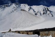La placca di neve staccatasi dal pendio e franata sull’alpeggio