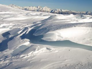 Altra cornice di neve nell'altopiano a Sud del Monte Rascias