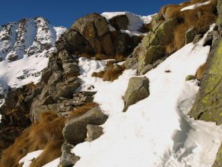 Uno dei punti critici del sentiero tra rocce, erba e neve