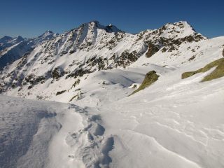 Da quota 2416 m si vede un ometto del Colle di Lazoney e dietro il Monte Pianeritz (2498 m)
