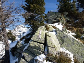 Il sentiero (sbagliato) porta su una cresta stretta e rocciosa e richiede l'uso di ramponi e piccozza