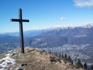 La croce di vetta e sullo sfondo il Monte Rosa