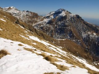 Panorama Nord-Est dalla cresta: a sinistra Monte Rosso (2374 m) e a destra Monte Mucrone (2335 m)