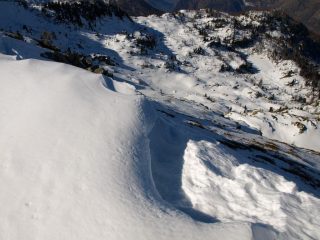 Ripido pendio visto dalla cresta, al centro a destra Alpe Carisey