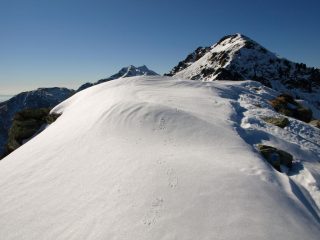 Cresta con le tracce dei miei ramponi. Sullo sfondo da sinistra: Punta Tre Vescovi (2341 m), Colma di Mombarone (2371 m) e Monte Bechit (2320 m)