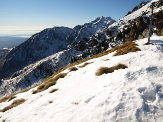 La pianura e verso destra sullo sfondo Punta Tre Vescovi (2341 m) e Colma di Mombarone (2371 m)