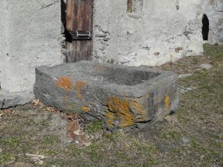 abbevaratoio in un unico blocco di pietra