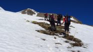 salendo tra lingue erbose e neve all'inizio del vallone di salita (3-3-2012)