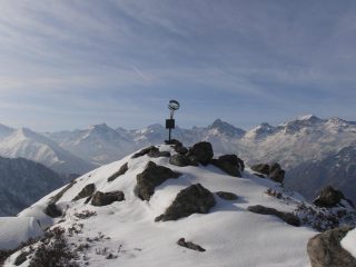 06 - la cima immaccolata e sullo sfondo la testata della Valle di Viù