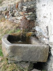 Vasca in pietra a Paramea