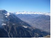 Si vede il Bianco e la Citta di Aosta dalla vetta.