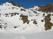 Sotto Corno Bussola (3023 m). si vede il primo dei due ripidi canaloni da risalire, che porta al Lago Lungo