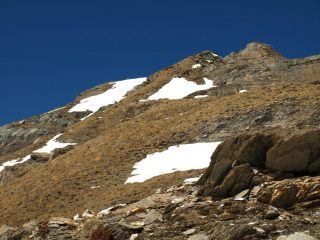 La vetta del Corno Bussola (3023 m), in gran parte senza neve