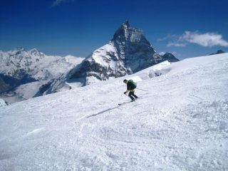 Sci di pista scendendo a Zermatt
