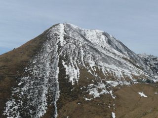 La Rosta dalla Punta Sionei, a sx i prati di discesa, verticale al centro lo scivolo nevoso