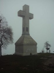 La croce con sfondo di nebbie...