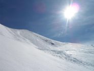 ultimo pendio in neve primaverile e con segni precedenti di sci