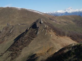 Rocca Calera e, a sx La Rocciaia, sullo sfondo l'Alpe di Rittana