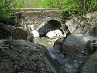 Ponte in pietra sul Rio Vernai