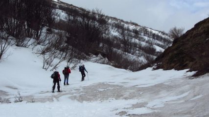 calpestiamo la prima neve, a quota 2000 m. (28-4-2012)