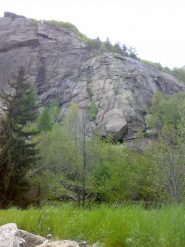 a sinistra della roccia appoggiata, la fessura su cui si sviluppa la via