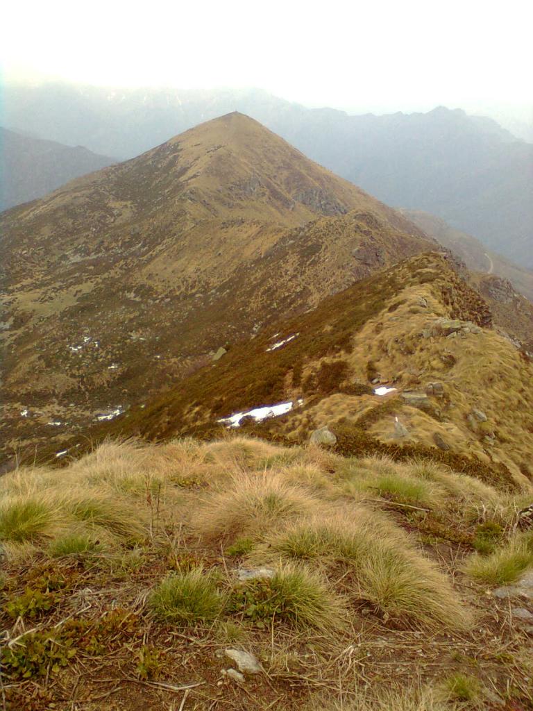 Il Monte Bo' Valsesiano visto dal Testone Tre Alpi con la cresta di salita dalla Colma Colora 