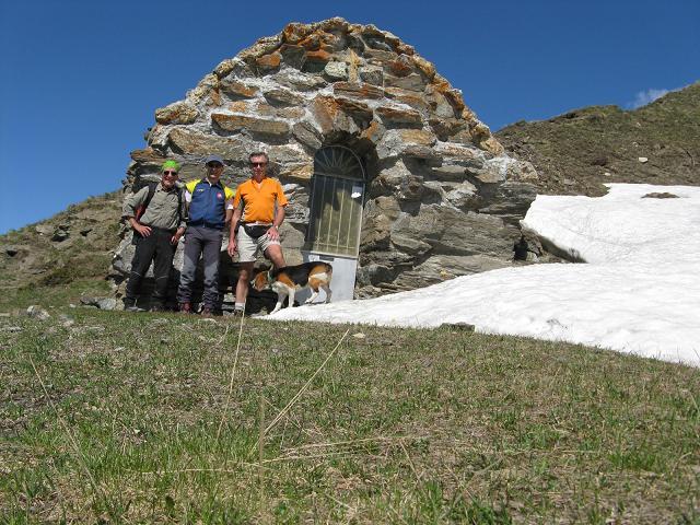 BENGIA, Alberto ed Antonio alla piccola cappella Madonna della neve poco sotto la cima