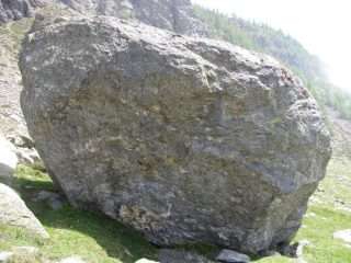 bel boulder molto alto (4a-7b+)