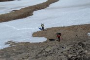 Maria Carla e Davide salgono i pendii detritici iniziali misti a lingue di neve (9-6-2012)