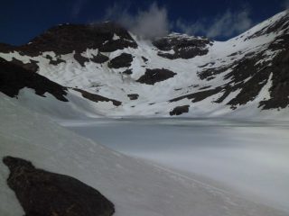 Il lago Autaret ancora bianco