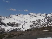 06 - vallone verso Pointe de La Met - Bezin - Des Fours. Ancora molti scialpinisti alla partenza da Pont de la neige