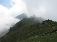 la dorsale e la cresta dal Colle con la nebbia che avvolge la cima