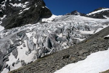 Si costeggia la seraccata del Glacier Blanc