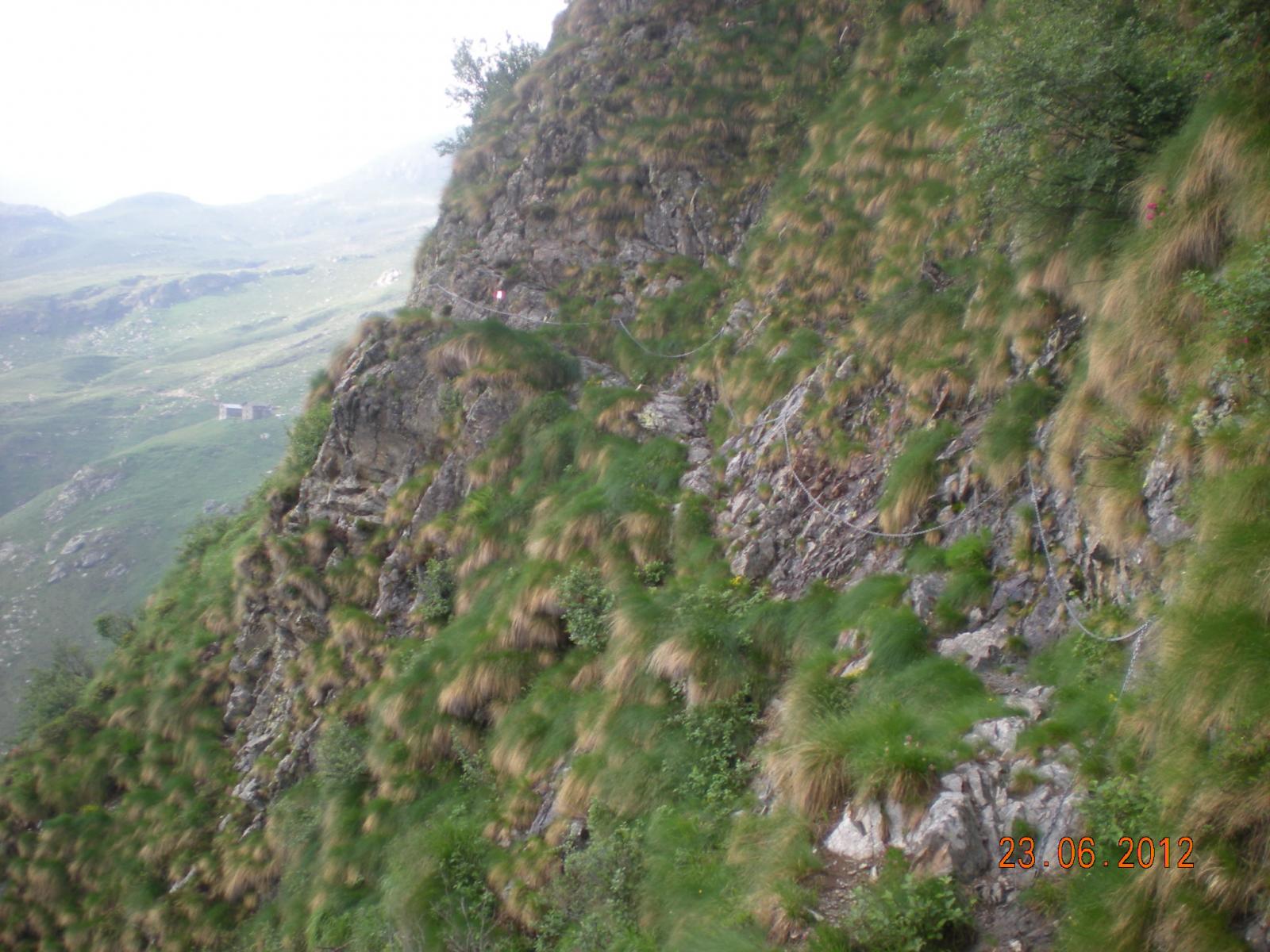 il delicato traverso che conduce verso l'Alpe Sinasecca