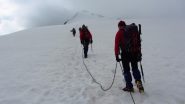 i nostri compagni di gita nella parte alta del ghiacciaio, verso il Similaun (23-6-2012)