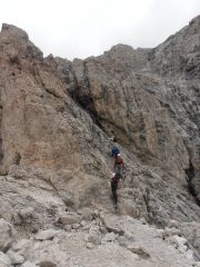 04 - escursionisti a metà del sentiero attrezzato per il Sas Putia